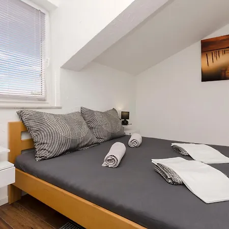 Apartments&rooms Mladen