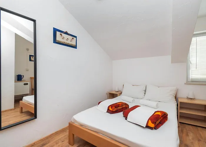 アパート And Mladen