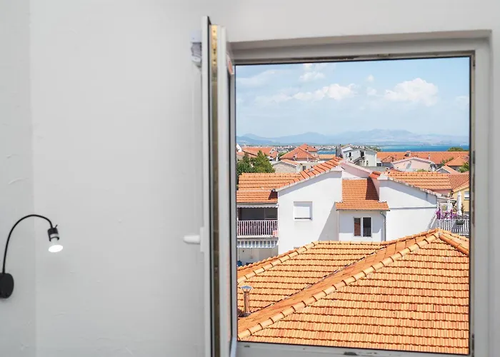 アパート And Mladen *