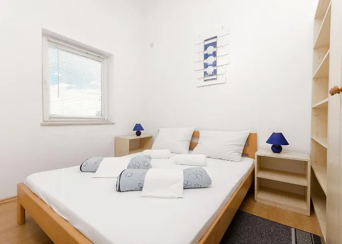 アパート And Mladen