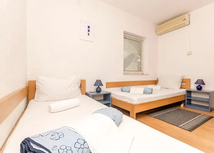 アパート And Mladen