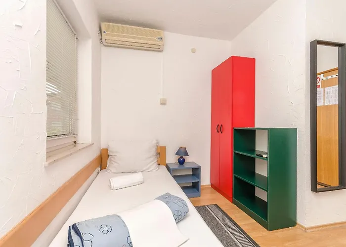 And Mladen アパート