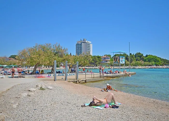 アパート And Mladen *